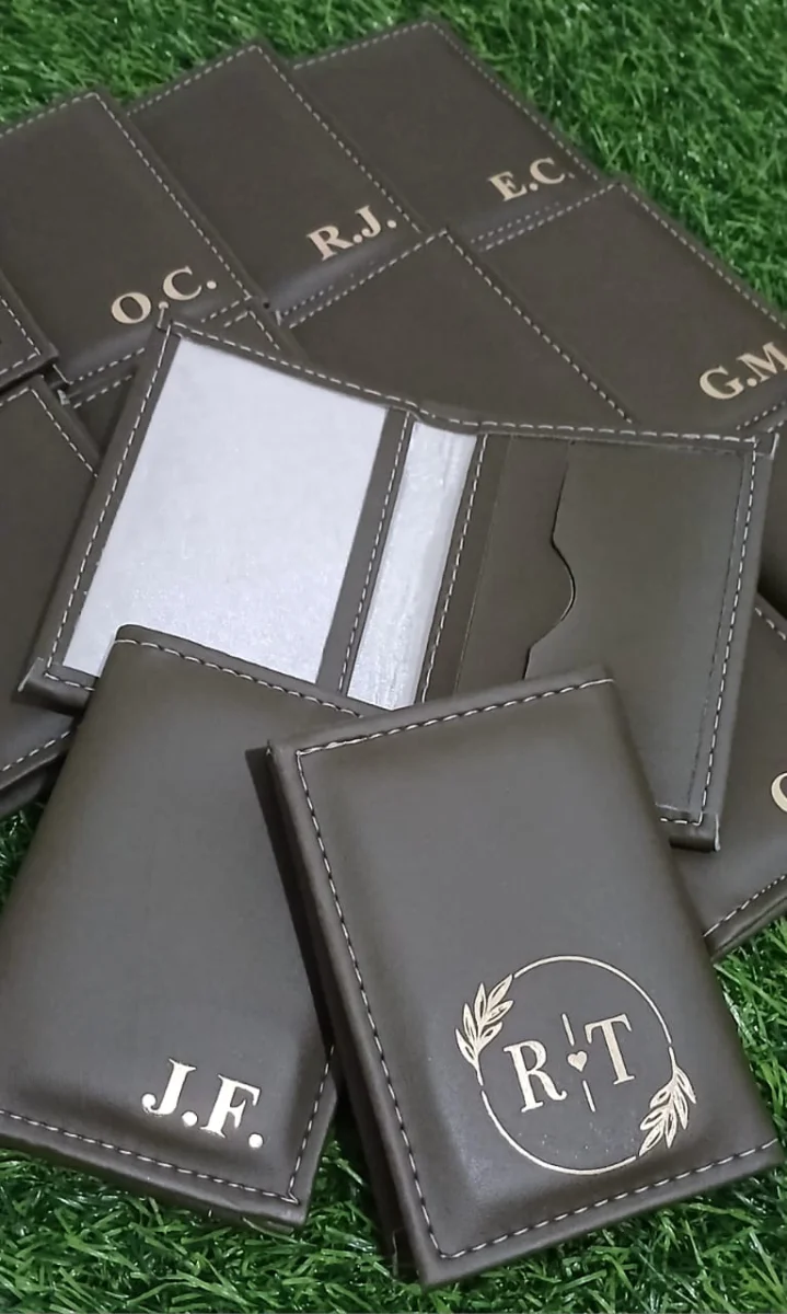 Carteira Porta Documentos Personalizada com Nome ou Iniciais | Presente Masculino Exclusivo - Imagem 4