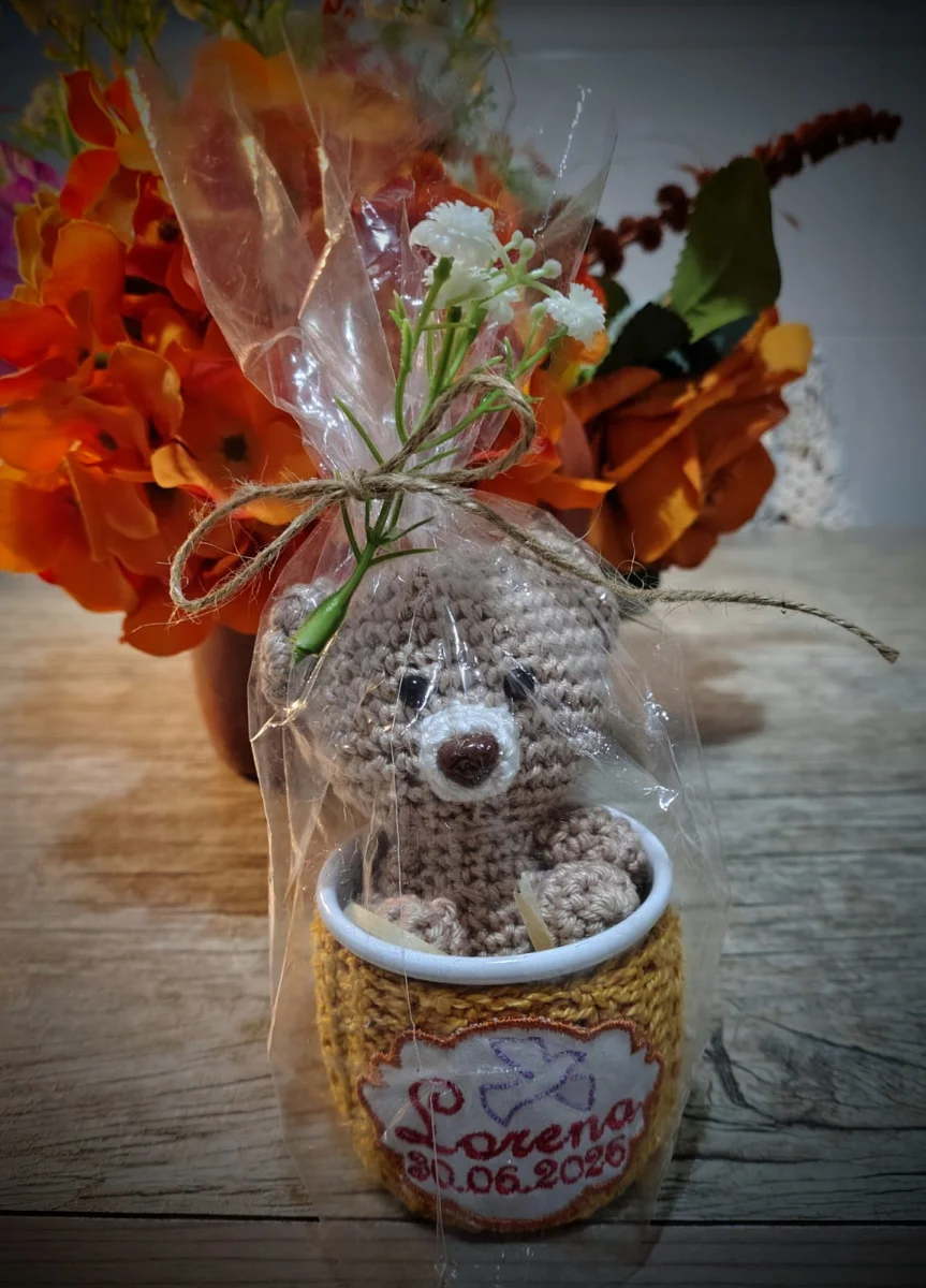 Lembrancinha de Nascimento ou Batizado - Caneca Esmaltada com Mini Ursinho de Amigurumi - Imagem 4