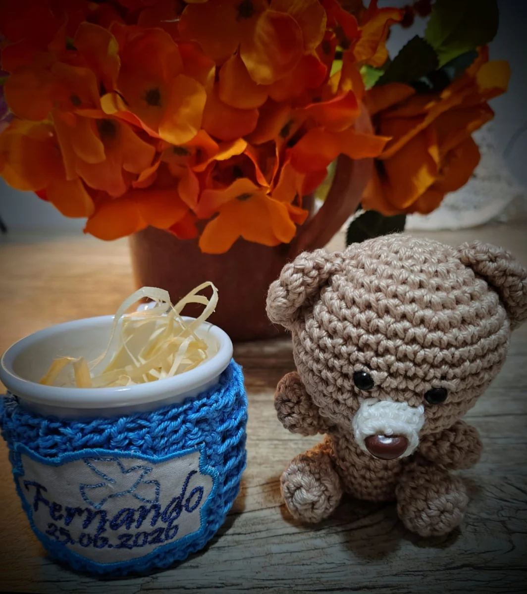 Lembrancinha de Nascimento ou Batizado - Caneca Esmaltada com Mini Ursinho de Amigurumi - Imagem 3