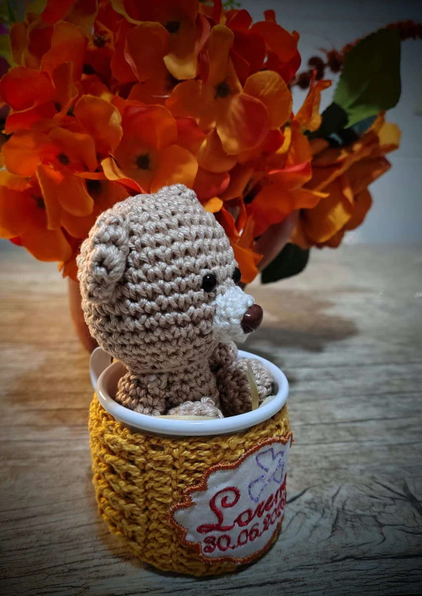 Lembrancinha de Nascimento ou Batizado - Caneca Esmaltada com Mini Ursinho de Amigurumi - Imagem 6