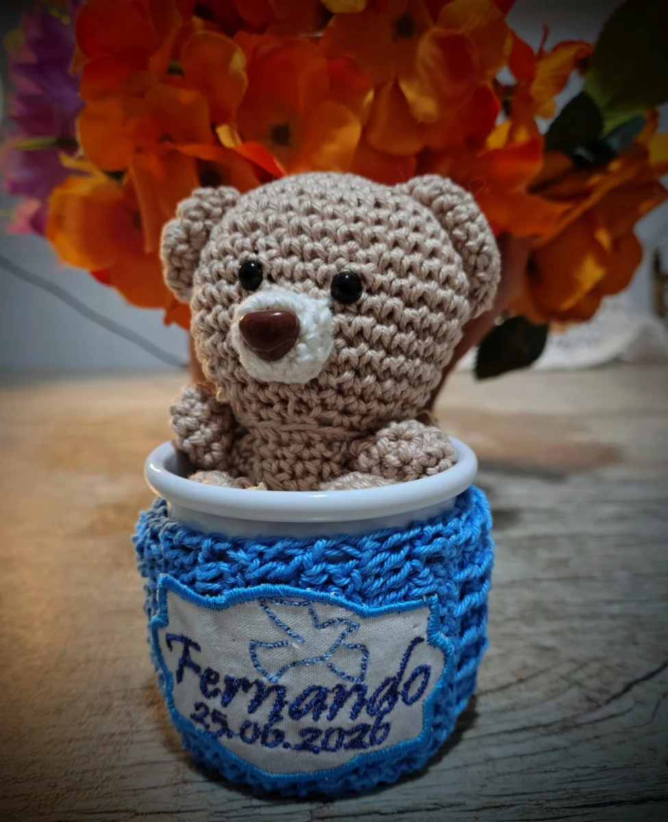 Lembrancinha de Nascimento ou Batizado - Caneca Esmaltada com Mini Ursinho de Amigurumi - Imagem 1