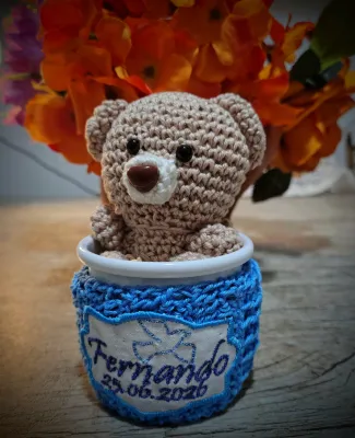 Lembrancinha de Nascimento ou Batizado  - Caneca Esmaltada com Mini Ursinho de Amigurumi