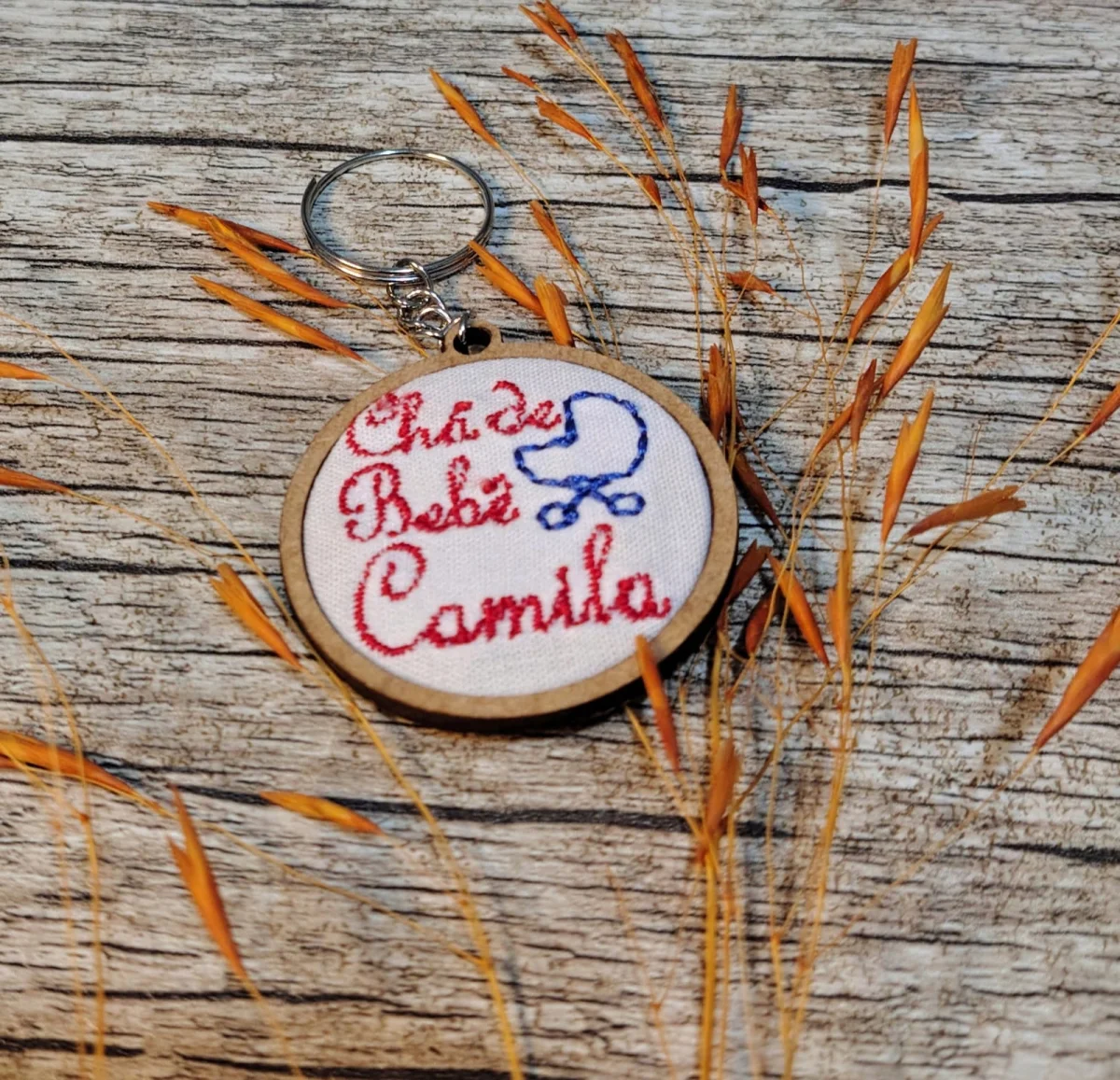 Lembrancinha para Nascimento, Batizado ou Chá de Bebê - Mini Bastidor Chaveiro Bordado Personalizado - Imagem 5