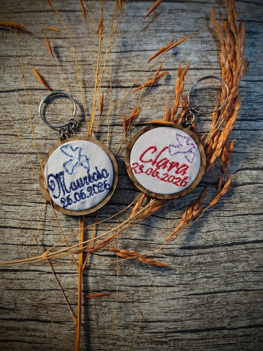 Lembrancinha para Nascimento, Batizado ou Chá de Bebê - Mini Bastidor Chaveiro Bordado Personalizado - Imagem 2