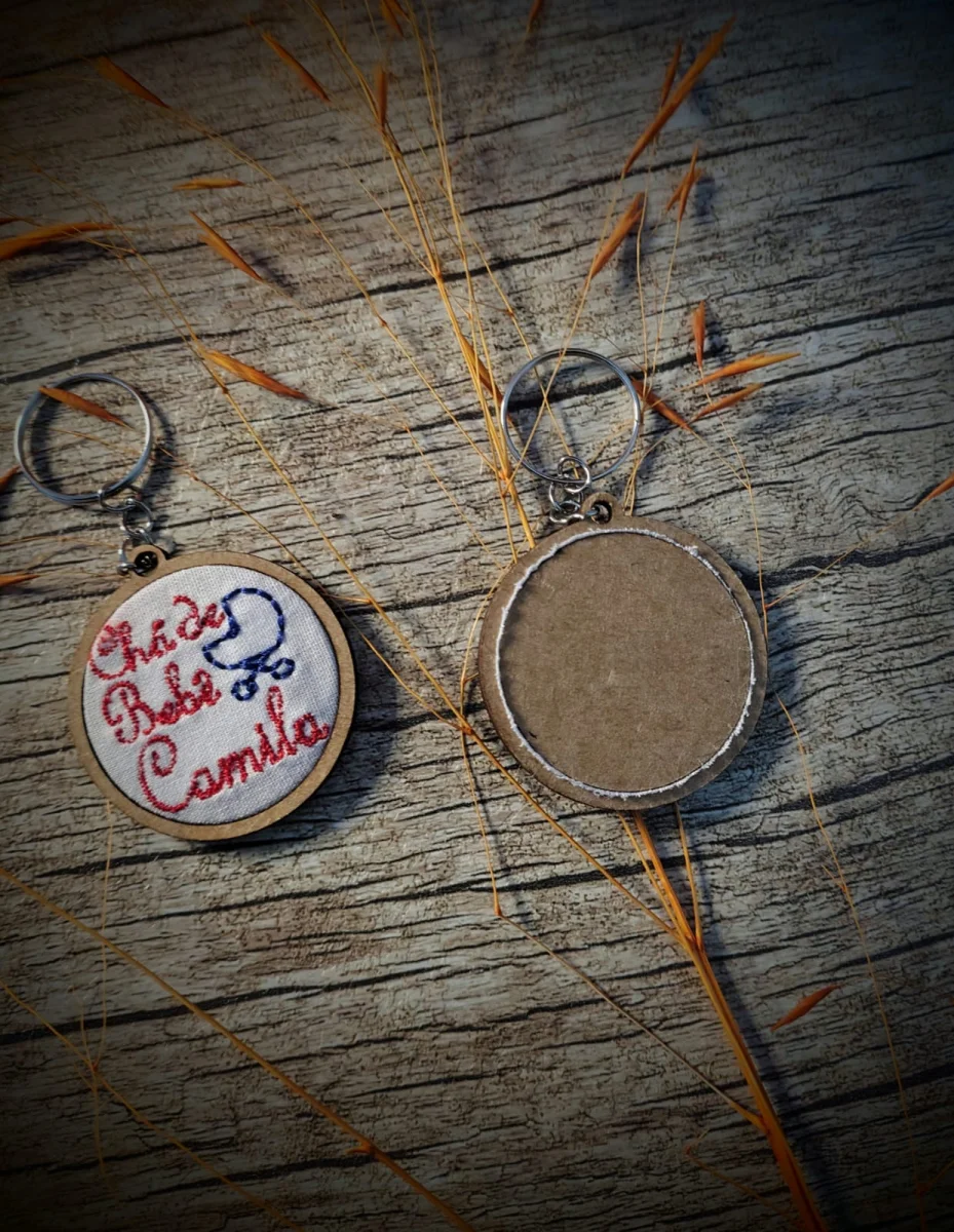 Lembrancinha para Nascimento, Batizado ou Chá de Bebê - Mini Bastidor Chaveiro Bordado Personalizado - Imagem 4