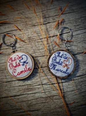 Lembrancinha para Nascimento, Batizado ou Chá de Bebê - Mini Bastidor Chaveiro Bordado Personalizado