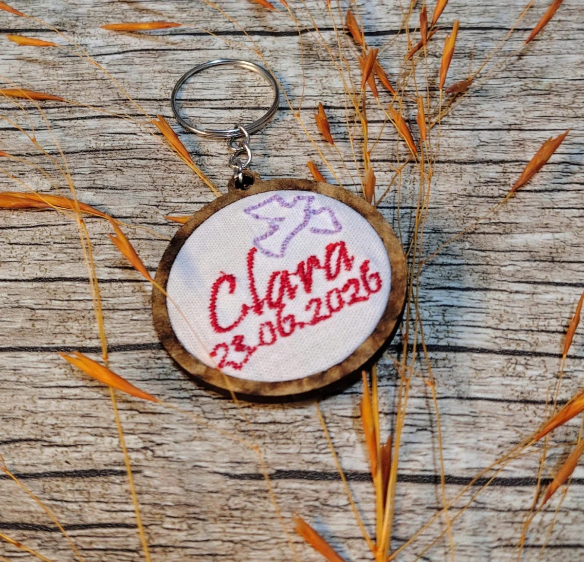 Lembrancinha para Nascimento, Batizado ou Chá de Bebê - Mini Bastidor Chaveiro Bordado Personalizado - Imagem 7