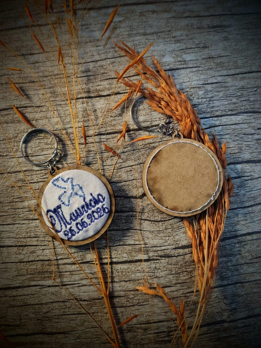 Lembrancinha para Nascimento, Batizado ou Chá de Bebê - Mini Bastidor Chaveiro Bordado Personalizado - Imagem 3