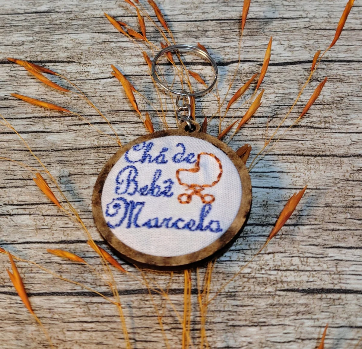 Lembrancinha para Nascimento, Batizado ou Chá de Bebê - Mini Bastidor Chaveiro Bordado Personalizado - Imagem 6