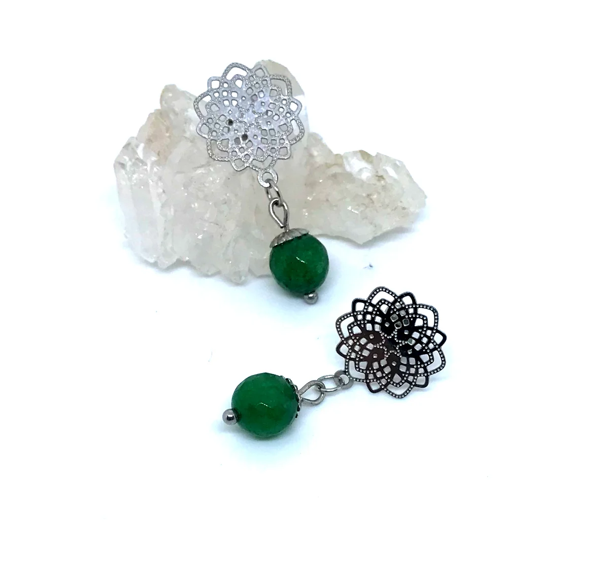 Brinco de Pino em aço inox com Base Filigranada e Pedra Jade Verde Facetada - Imagem 3