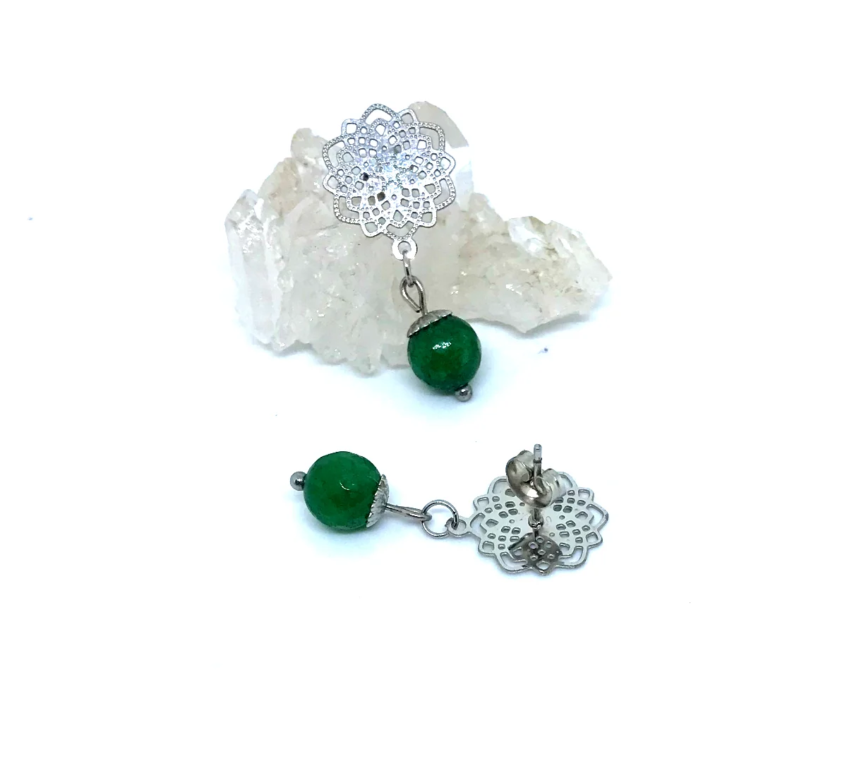 Brinco de Pino em aço inox com Base Filigranada e Pedra Jade Verde Facetada - Imagem 5