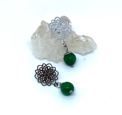 Brinco de Pino em aço inox com Base Filigranada e Pedra Jade Verde Facetada