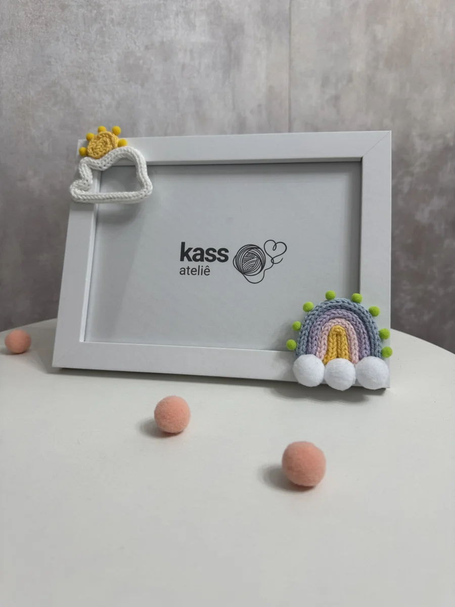Porta retrato 15 x 21 para bebê com tricotin e pompons - Imagem 1