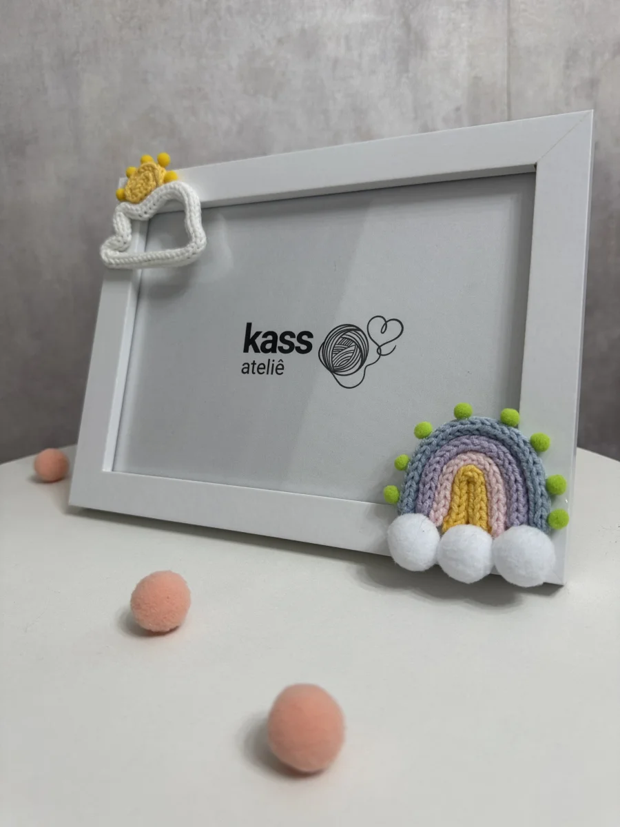Porta retrato 15 x 21 para bebê com tricotin e pompons - Imagem 2