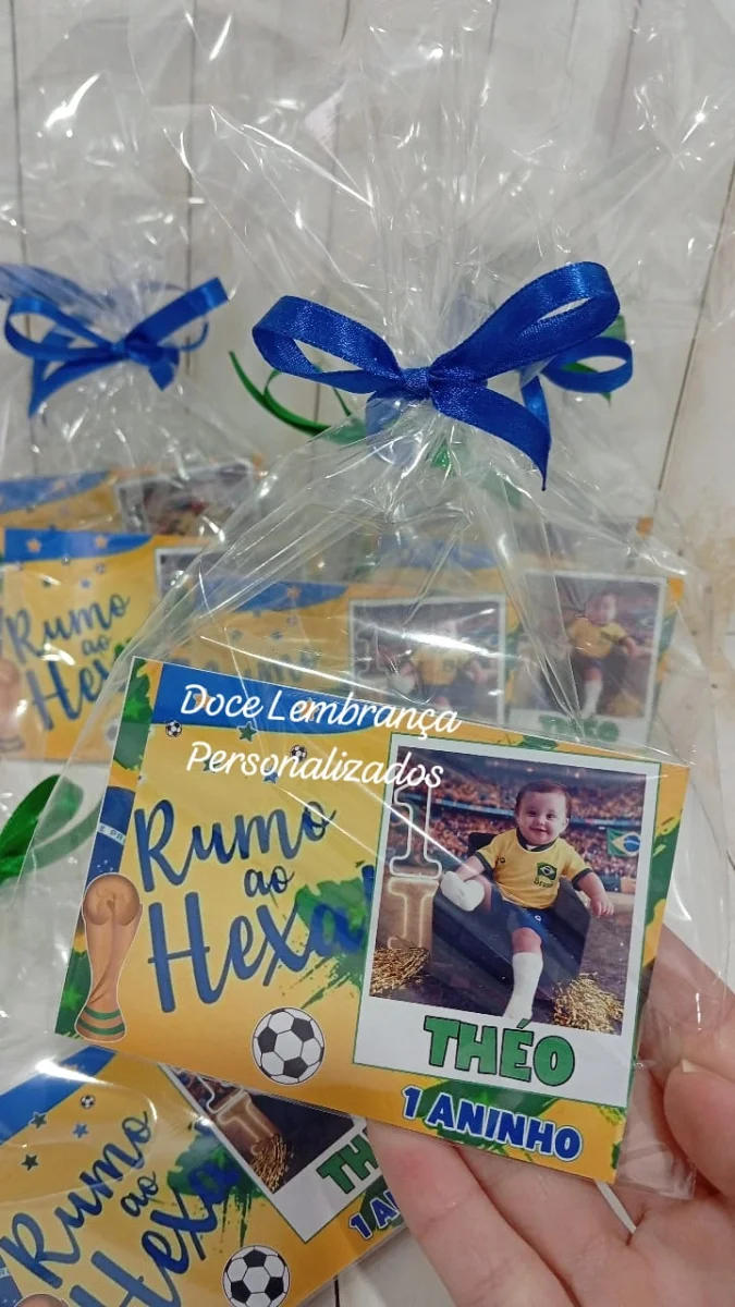 Foto imã de geladeira lembrancinha aniversário Copa do Mundo Brasil