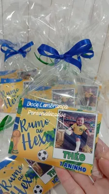 Foto imã de geladeira lembrancinha aniversário Copa do Mundo Brasil