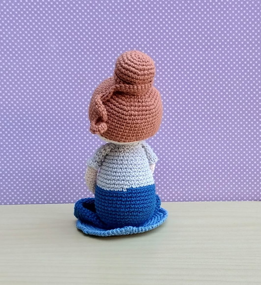 A Menina Que Medita - Boneca Reiki Chakras Amigurumi - Imagem 3