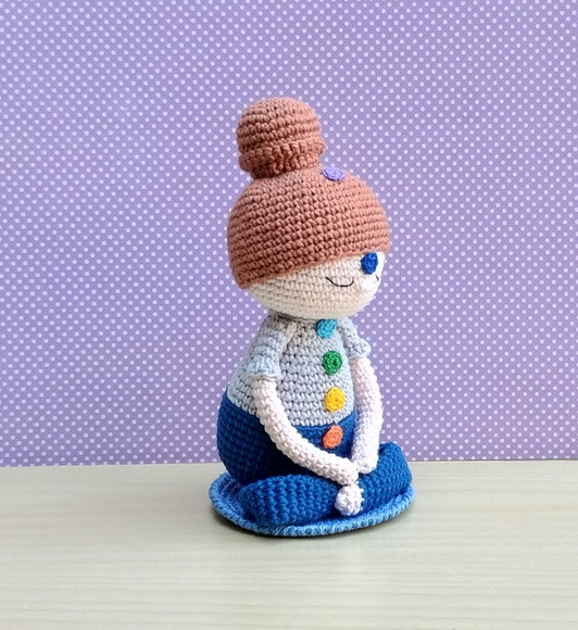 A Menina Que Medita - Boneca Reiki Chakras Amigurumi - Imagem 4