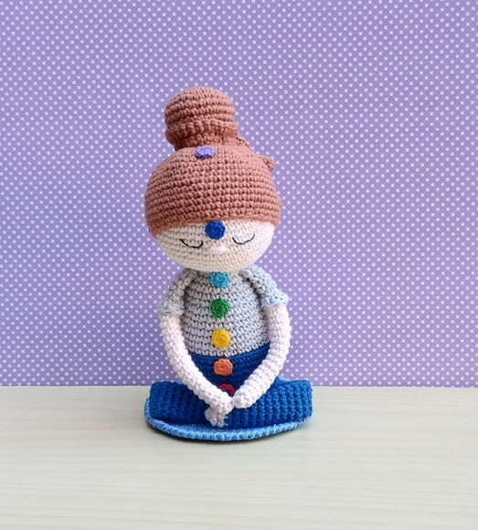 A Menina Que Medita - Boneca Reiki Chakras Amigurumi