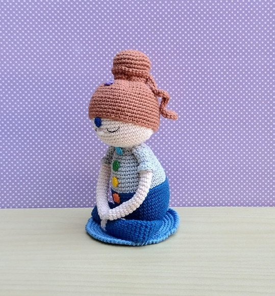 A Menina Que Medita - Boneca Reiki Chakras Amigurumi - Imagem 2