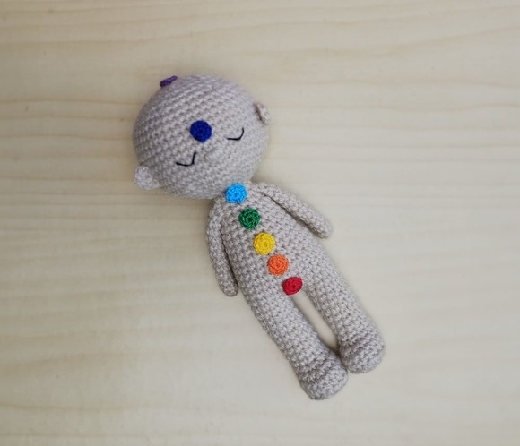 Boneco Reiki com Chakras Amigurumi - Bege - Imagem 2