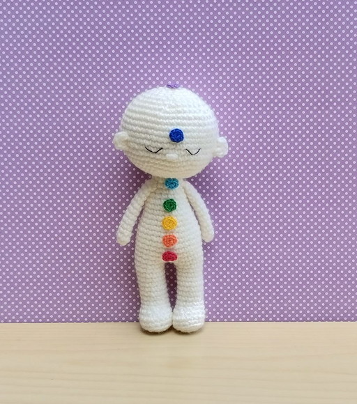Boneco Reiki com Chakras Amigurumi - Off-white