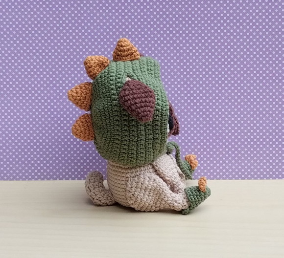 Cachorro Pug Pudim com Capuz e Chinelos de Dino Amigurumi - Imagem 2