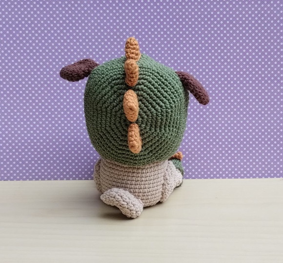 Cachorro Pug Pudim com Capuz e Chinelos de Dino Amigurumi - Imagem 3