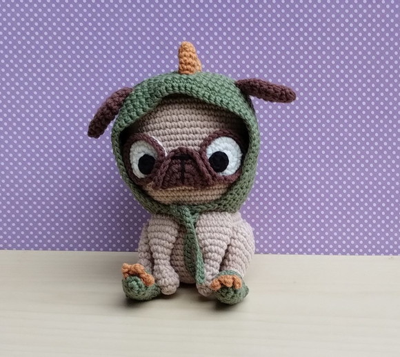 Cachorro Pug Pudim com Capuz e Chinelos de Dino Amigurumi - Imagem 5