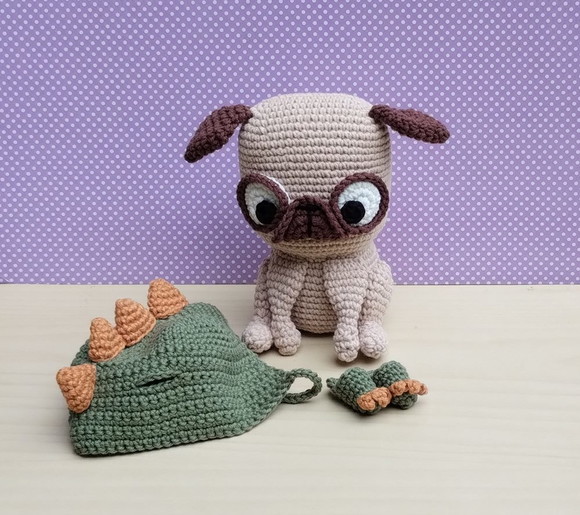 Cachorro Pug Pudim com Capuz e Chinelos de Dino Amigurumi - Imagem 4