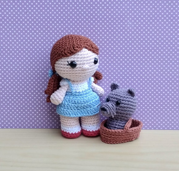 Dorothy e Totó no cestinho Amigurumi