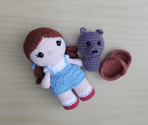 Dorothy e Totó no cestinho Amigurumi - Imagem 4