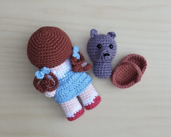 Dorothy e Totó no cestinho Amigurumi - Imagem 3