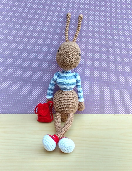 Formiga Lia Amigurumi com Mochilinha - Imagem 3