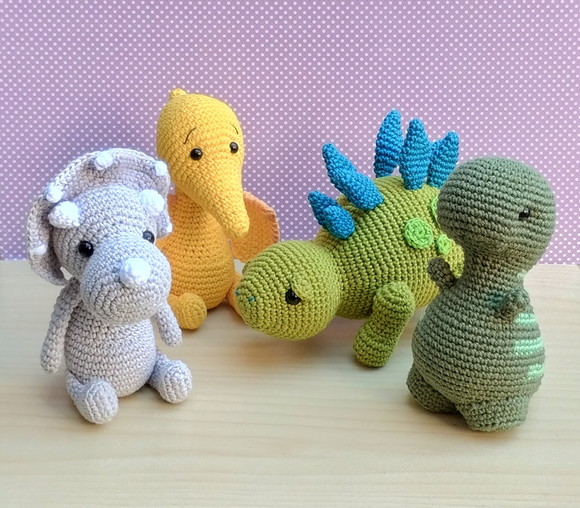 Kit 4 Dinos -Estegossauro, Trex, Triceratops e Pterodáctilo (amigurumi dinossauro)