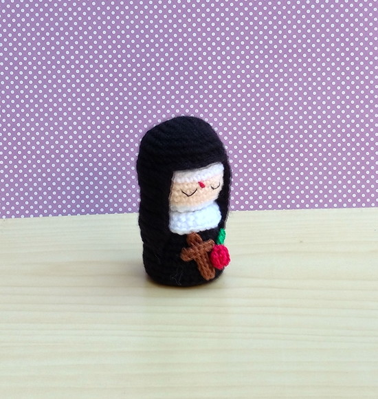 Mini Santa Rita Amigurumi