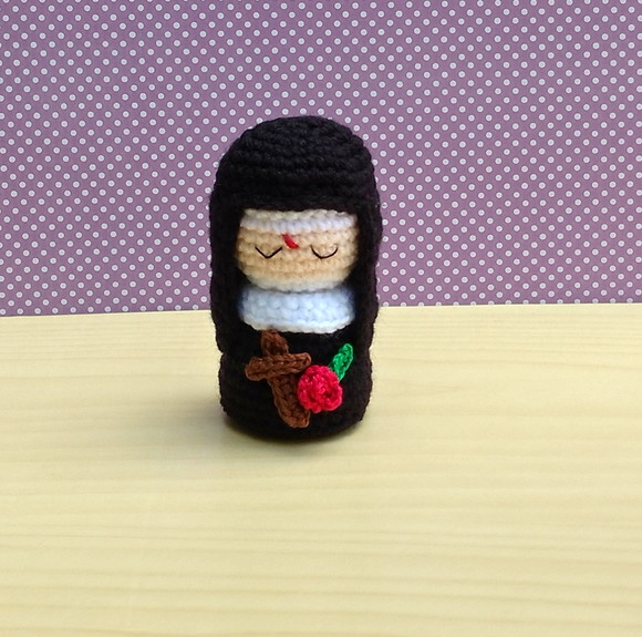 Mini Santa Rita Amigurumi - Imagem 2
