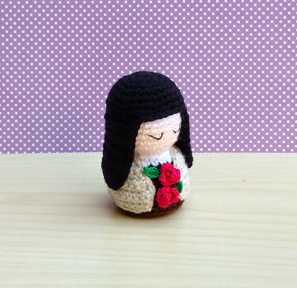 Mini Santa Teresinha Amigurumii - Imagem 2
