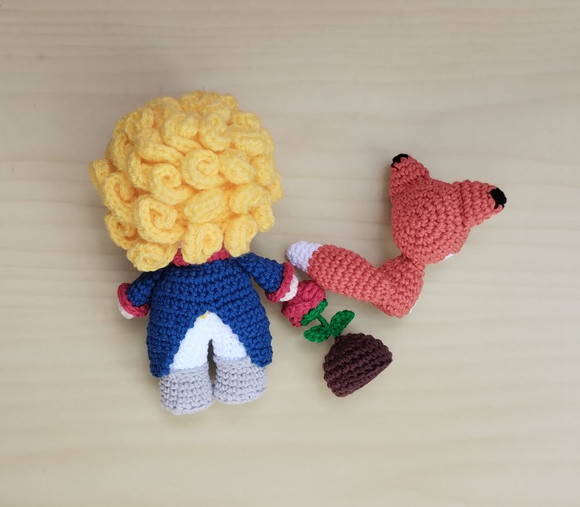 O Pequeno Príncipe (casaco azul) a Rosa e a Raposa Amigurumi - Imagem 3