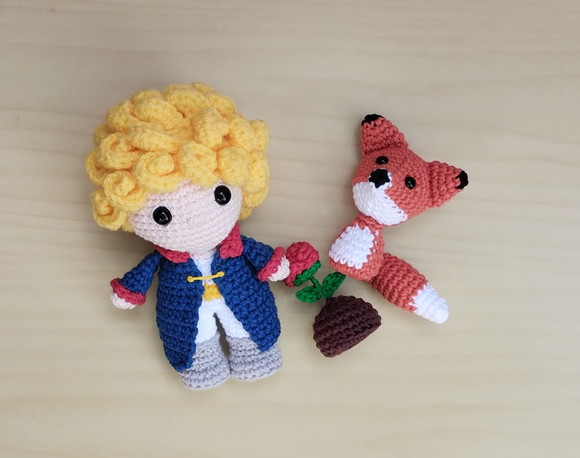 O Pequeno Príncipe (casaco azul) a Rosa e a Raposa Amigurumi - Imagem 2
