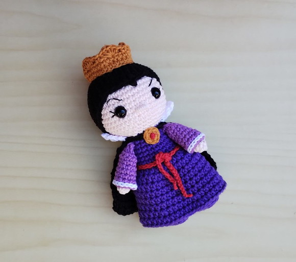 Boneca Rainha Má Amigurumi - Imagem 3