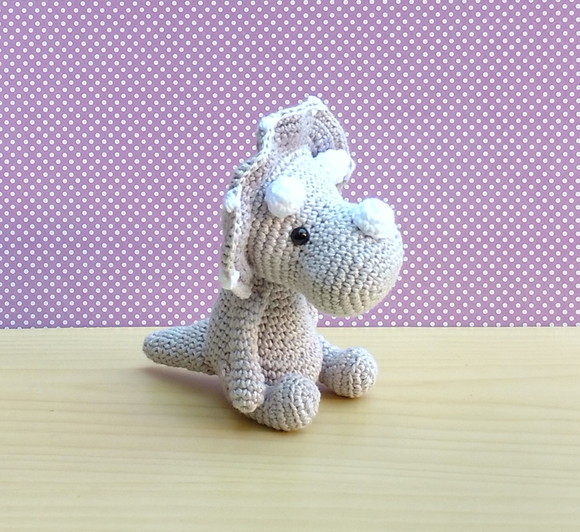 Dinossauro Triceratops Mashmellow Amigurumi - Imagem 2
