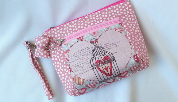 130. Necessaire em tecido e com Pence