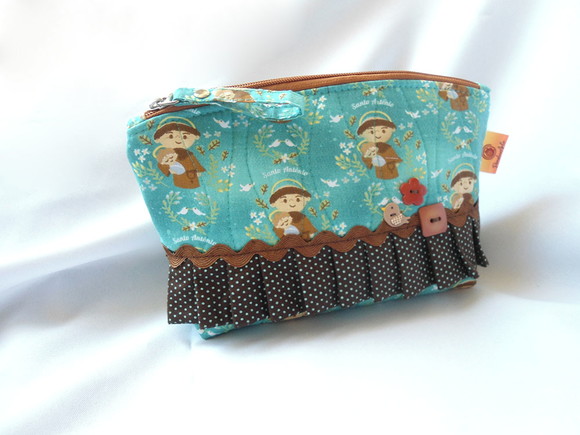 15. Necessaire em Tecido com Babadinho, Sianinha e Botões