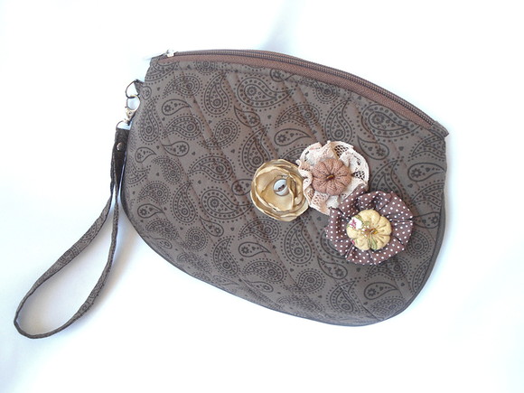 19. Necessaire Clutch em Tecido com Flores e Fuxicos - Imagem 5