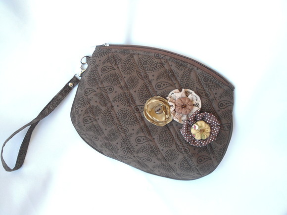 19. Necessaire Clutch em Tecido com Flores e Fuxicos - Imagem 4