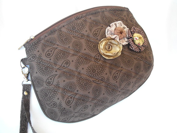 19. Necessaire Clutch em Tecido com Flores e Fuxicos - Imagem 2