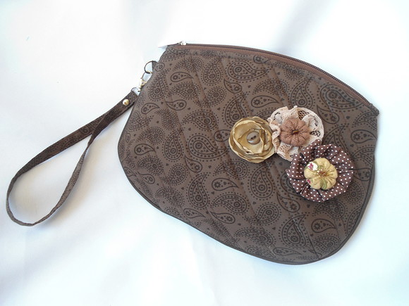 19. Necessaire Clutch em Tecido com Flores e Fuxicos