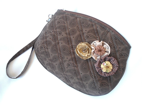 19. Necessaire Clutch em Tecido com Flores e Fuxicos - Imagem 3
