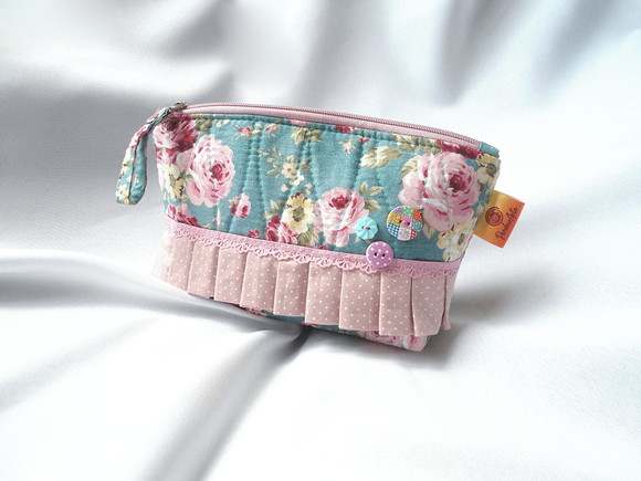 17. Necessaire em Tecido com Babadinho e Botões - Imagem 4